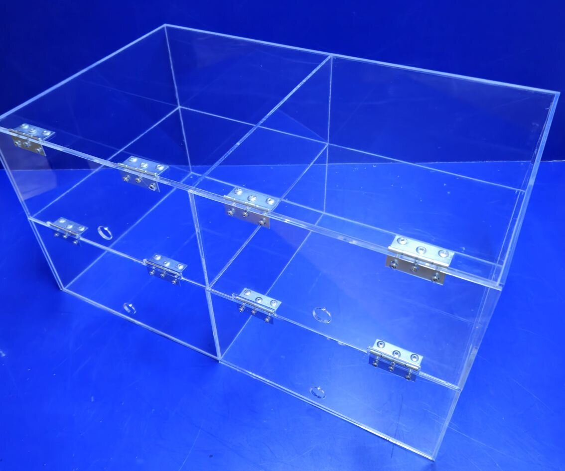 Секционная витрина из оргстекла. - фото pic_c56bbe6cd4b748fd2a9469b2de71e9c9_1920x9000_1.jpg