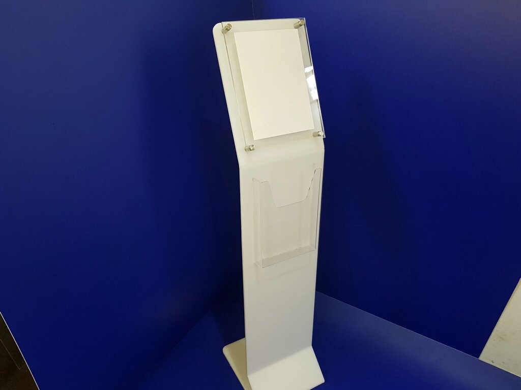 Стойка с карманом белая фа4 от компании Изделия из оргстекла Plexiglas, акрила, Пэт, ПВХ. POS материалы. - фото 1