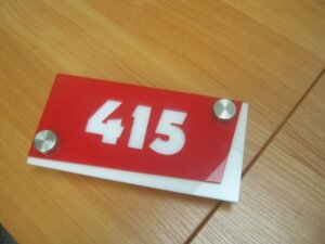 Табличка номер кабинета на дверь из оргстекла.