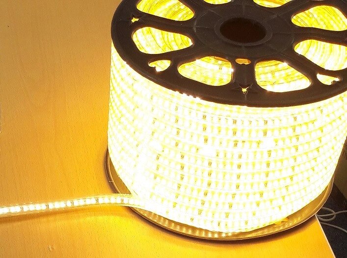 Лента белая теплая 3014 120led/m 12W/m 220V IP65 3000K 100м Уютель H9235A светодиодная ##от компании## Уютель - ##фото## 1