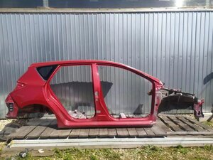 Боковина правая для Toyota Auris E18 6131102251