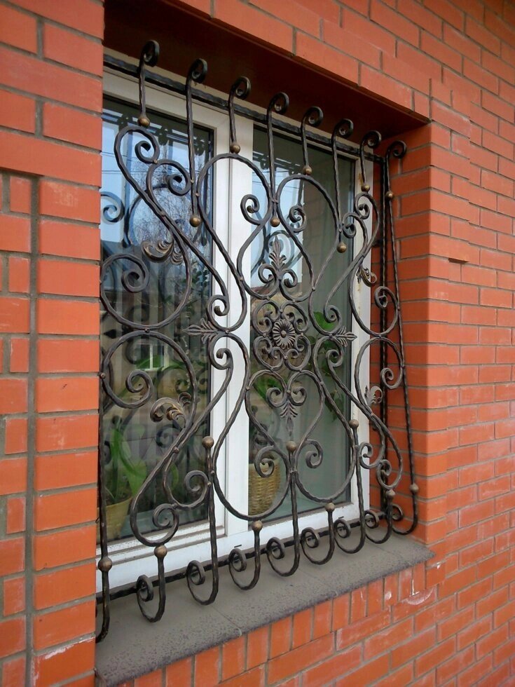 Кованая решетка для окна с животиком от компании Ковка-Трейд - фото 1