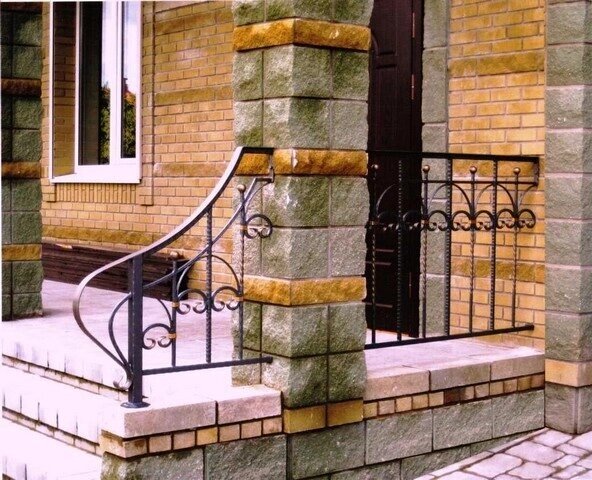 Кованые перила на каменное крыльцо ##от компании## Ковка-Трейд - ##фото## 1