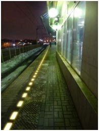 Светодиодная брусчатка для нанесения предупр. разметки на краю ж/д платформы для безоп. пассажиров в темное время суток