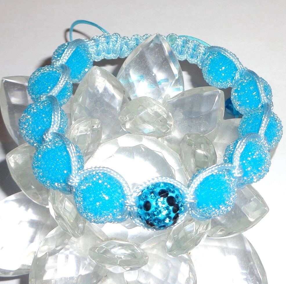 Браслет Shamballa "Позитив" с пластиковыми бусинами "сахарок" и бусиной со стразами Сваровски от компании Интернет-Магазин "Максимум" - фото 1