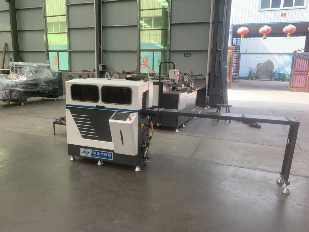 Автоматическая ЧПУ пила для серийной резки алюминия JS 500 от компании ООО "ТехКом" - фото 1