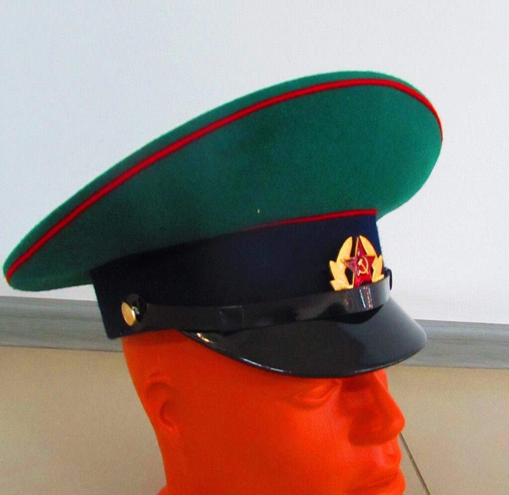 Фуражка пограничника СССР с кокардой и черным ремешком - выбрать