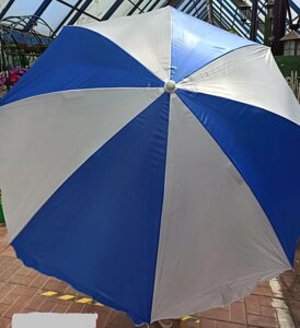 Зонт пляжный круглый уличный д. 2.3м с наклоном купола , бело/голубой