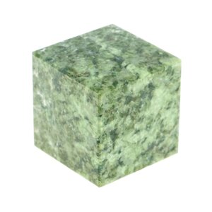 Кубик камень жадеит 22 мм 123389