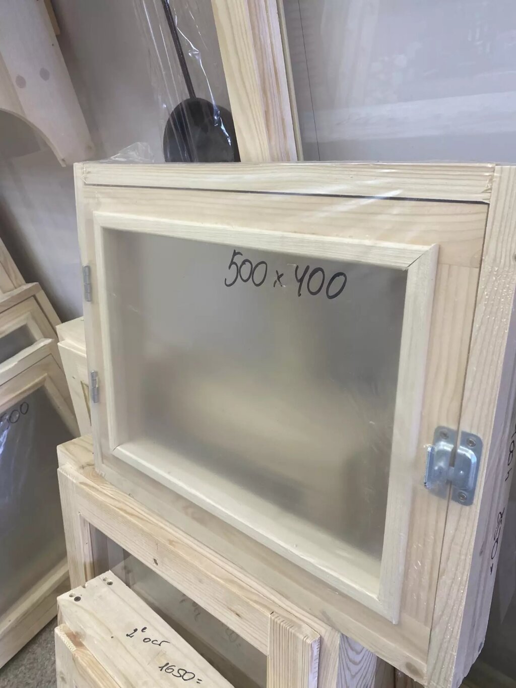 Окно бюджетное 300*400 с одним стеклом от компании АртУют - строительство каркасных домов, бань и бытовок в Ярославле - фото 1