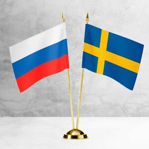 Настольные флаги России и Швеции на пластиковой подставке под золото