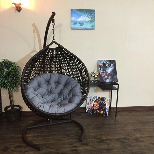 Подвесное кресло Арриба Кантри на металлической стойке коричневое с круглой серой подушкой