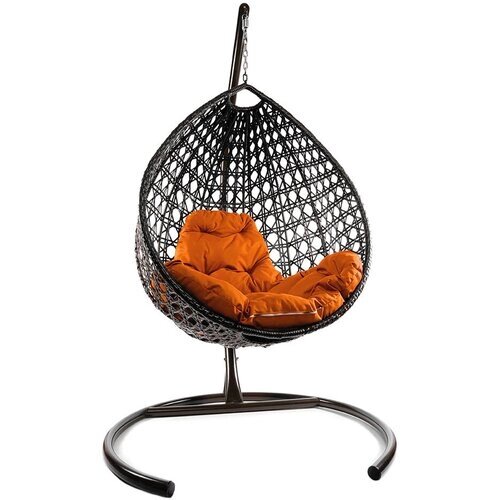 Подвесное кресло из ротанга "Капля Люкс" коричневое с оранжевой подушкой M-Group