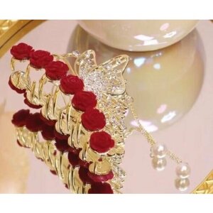 Заколка для волос крабик позолоченный в форме бабочки с красными розами и цепочкой