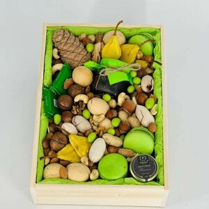 Деревянный ящик с орехами, медом и вареньем из шишек