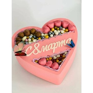 Подарочный микс Орехов с шоколадными сердцами на 14 февраля и 8 марта в деревянной коробке