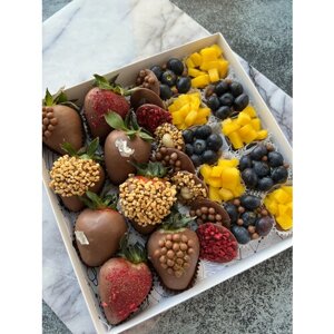 Подарочный набор клубника в шоколаде с фруктами и ягодами "Berry Verry" Happy Berry