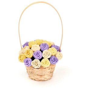 Подарок к пасхе 33 шоколадные розы CHOCO STORY в корзинке - Белый, Желтый и Фиолетовый микс из Бельгийского шоколада, 396 гр. K33-BJF