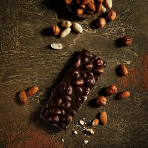 Шоколад ручной работы. Темный шоколад с орехами. Плитка с цельным миндалем, фундуком и арахисом. Подарок на 23 февраля