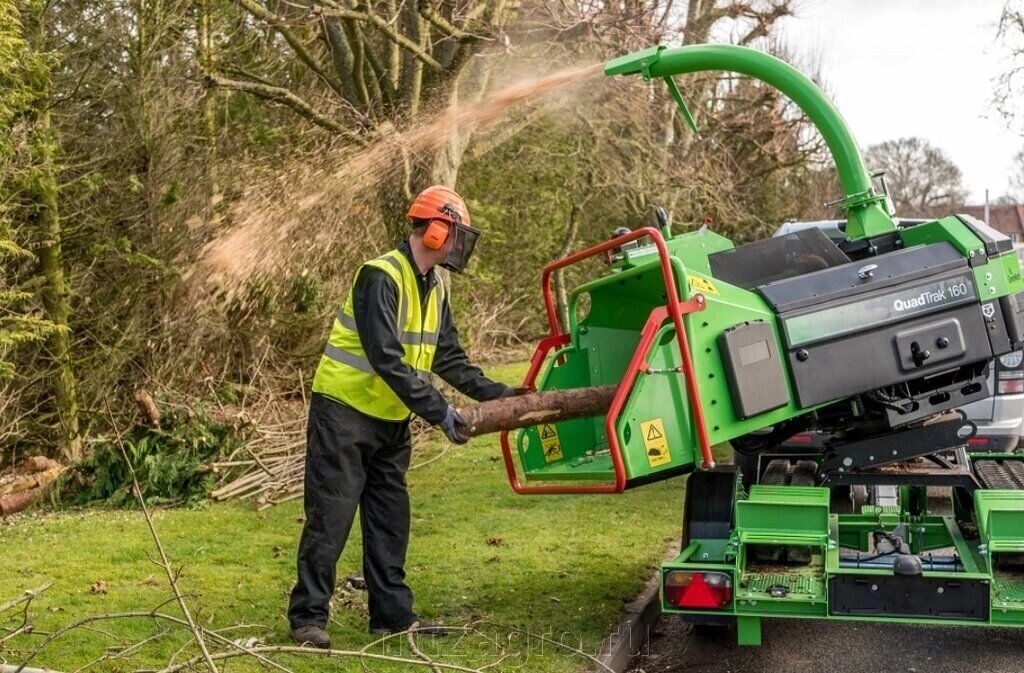Измельчитель веток Greenmech QuadTrak 160d от компании ООО "МТЗ-АГРО" - фото 1