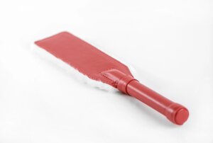 БДСМ арсенал двухсторонняя шлепалка из натуральной кожи с мехом, 35 см (красный с белым)