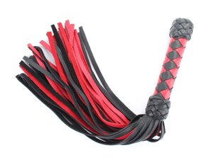 БДСМ Арсенал кожаная плеть с плетеной ручкой, 45 см (чёрный с красным)