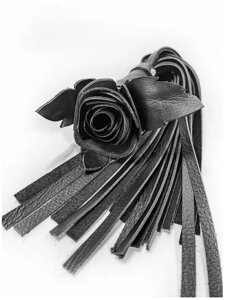 БДСМ Арсенал плеть Чёрная Роза лаковая с кожаными хвостами, 40 см (чёрный)