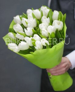Букет Белых Тюльпанов в упаковке