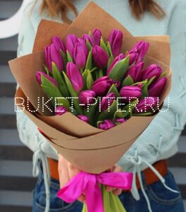 Букет из Фиолетовых Тюльпанов в Упаковке