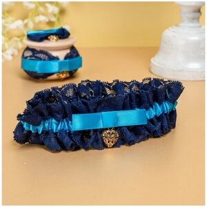 Романтичная подвязка для невесты "Юнона" из темного синего кружева, с голубой атласной тесьмы и подвеской в виде золотого сердечка