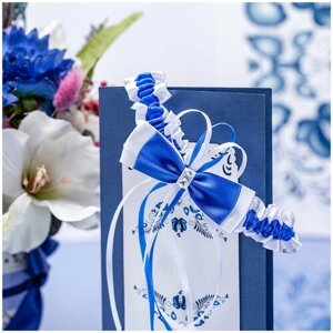 Атласная подвязка "Гжель" для невесты на свадьбу и фотосъемку из голубого и белого атласа с бантом и украшением из сверкающих страз