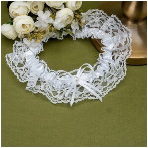 Кружевная подвязка для девушки на свадьбу и брачную ночь "Нежный цветок" из белого кружева с бантиком из атласных лент и жемчужной бусиной