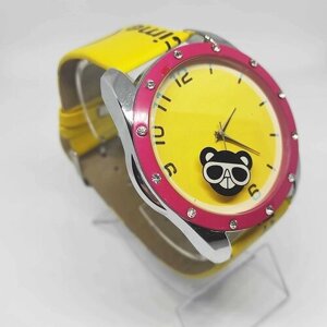 Наручные часы кварцевые, корпус пластик, ремешок искусственная кожа, бесшумный механизм, желтый