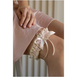 Свадебная подвязка для невесты на ногу из кружева айвори с атласным бантом розового цвета и перламутровой бусиной