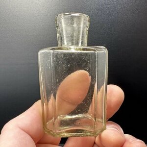 Антиквариат: Старинный парфюмерный флакон.