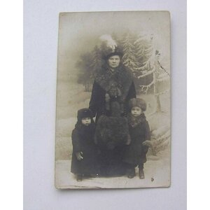 Старая Фотография. Дореволюционная. Женщина с детьми в зимней одежде.