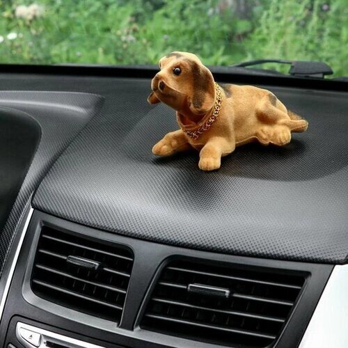 Собака на панель авто, качающая головой, большая, коричневый окрас