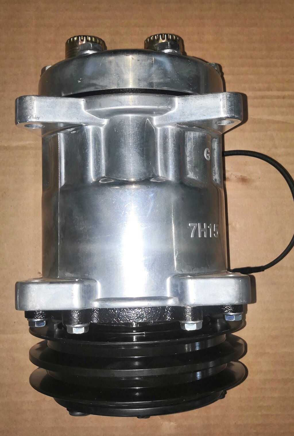 Компрессор 7H15, 12V, Dшк.=132мм, 2A, выходы клин/горизонт. от компании ООО «АвтоКлимат» - фото 1