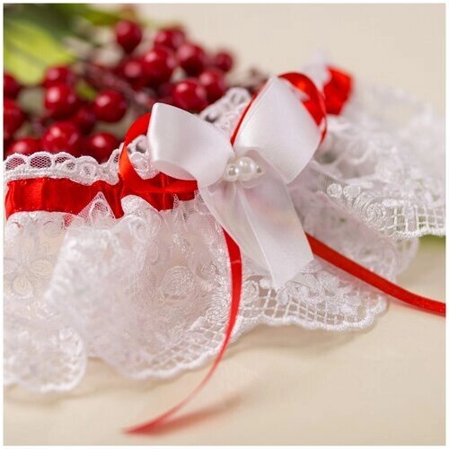 Широкая подвязка для невесты на свадьбу "Агата" из белого кружева с красной атласной тесьмой, белым бантом и жемчужными бусинами