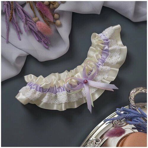 Красивая свадебная подвязка на ножку невесты "Пастель" в нежных оттенках из атласа айвори с вязаным кружевом, сиреневой лентой и фиолетовой бусиной