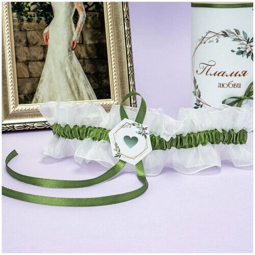 Подвязка для невесты для свадьбы в природном стиле "Пламя любви" из белой капроновой ленты с зеленой атласной ленточкой и фигурной вставкой с принтом