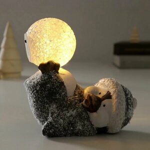 Сувенир керамика свет "Пингвин в новогоднем колпаке, с большим снежком" 12.6х8.3х8.6 см