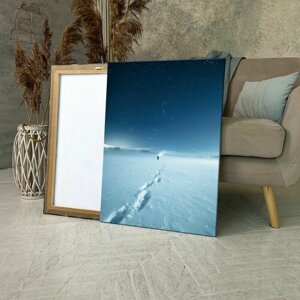 Картина на холсте (Человек идет по заснеженной тропе под звездным небом) 50x70 см. Интерьерная, на стену.