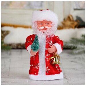 Фигурка Зимнее волшебство Дед Мороз в длинной шубе с ёлкой, 1111394, 17 см, микс