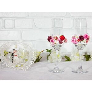 Свадебные бокалы для жениха и невесты украшенные бумажными цветами на кружеве