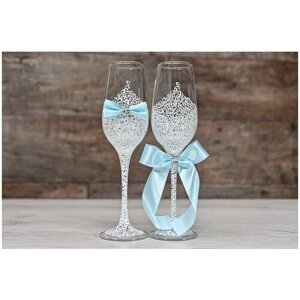 Свадебные бокалы "Горько" для жениха и невесты на свадьбу с ажурной белой росписью и бантами голубого цвета
