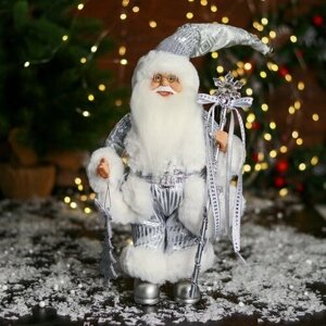 Зимнее волшебство Дед Мороз "С ёлочкой и с посохом с бантиком" 33 см, серебро