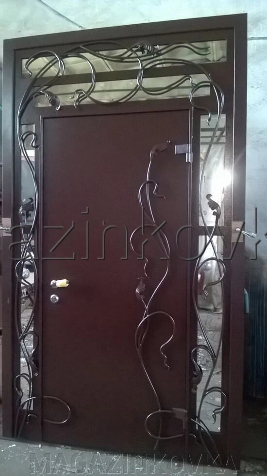 Дверь кованая металлическая с ковкой и стеклопакетом от компании MAGAZINKOVKA - фото 1