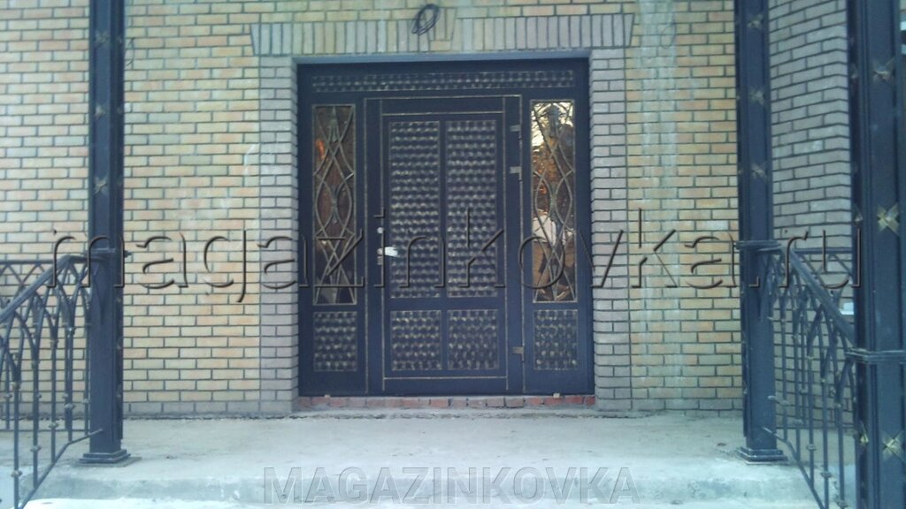 Дверь кованая металлическая со стеклопакетом от компании MAGAZINKOVKA - фото 1