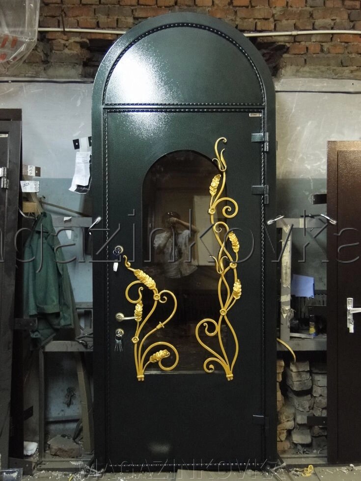 Дверь кованая «Стефания Х» металлическая арочная с ковкой и стеклопакетом от компании MAGAZINKOVKA - фото 1